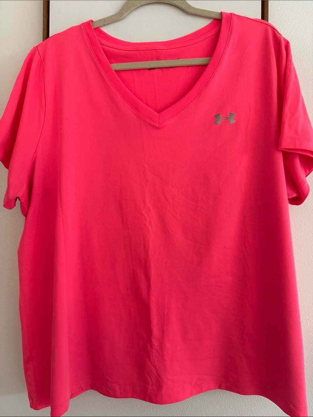 Under Armour Women’s V-Neck Tee in Bright Pink